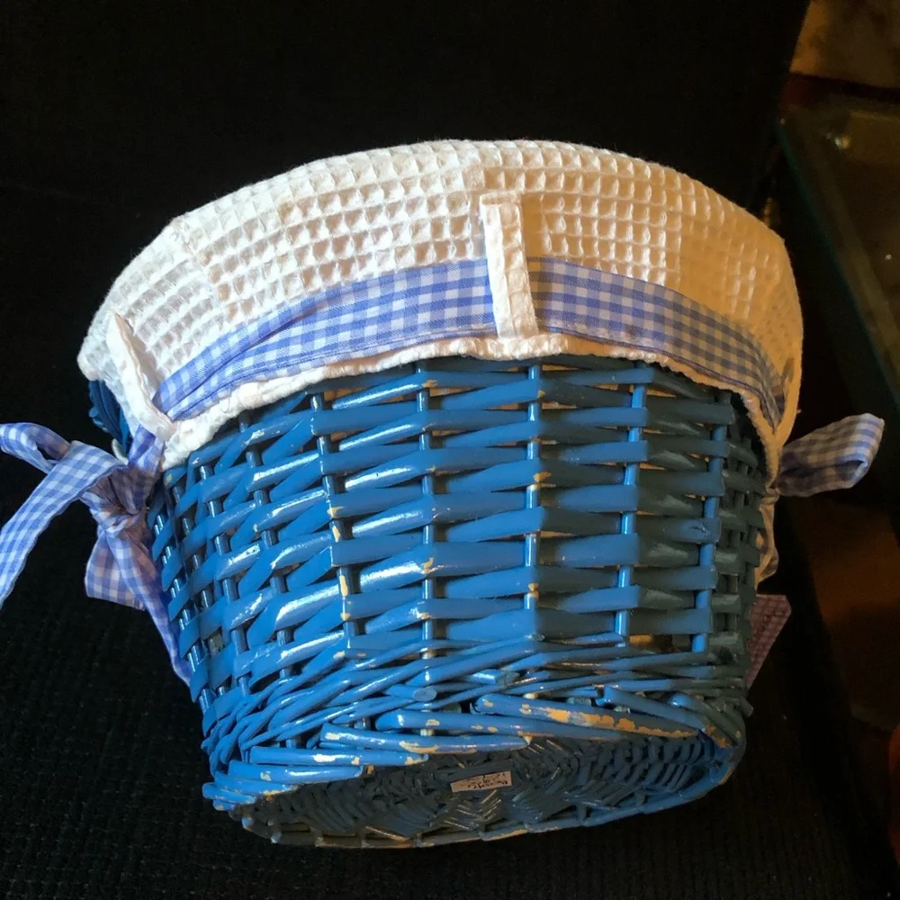 10936 VINTAGE Blue Wicker Basket With White Basket Liner Gingham Bows